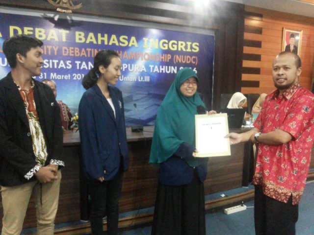 Mahasiswa FISIP Juara Lomba Debat Bahasa Inggris Tingkat Untan
