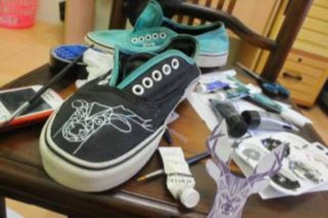 Mahasiswa FISIP Untan Salurkan Hobi Dengan Melukis Sepatu